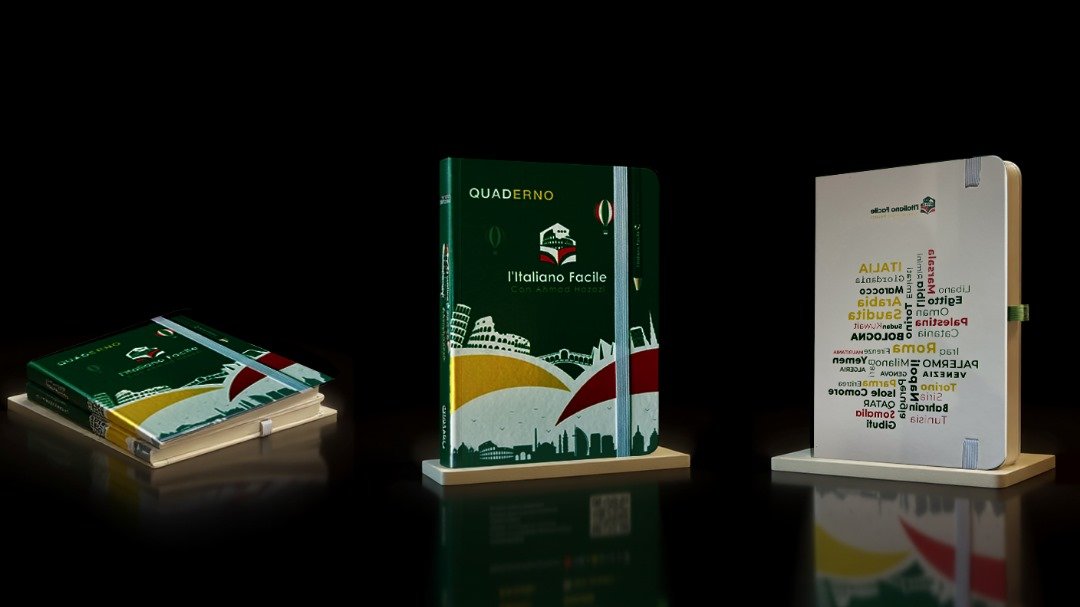 كأس، ودفتر تدوين الملاحظات، وقلم كلها بلونين الأخضر والأبيض
